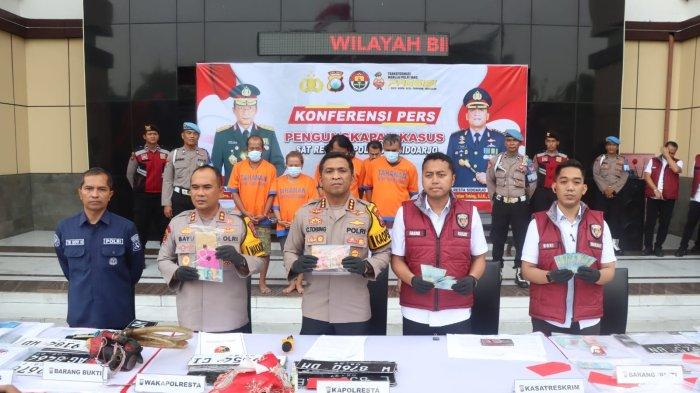 TERSANGKA - Empat pelaku peredaran uang palsu di Sidoarjo saat diamankan di Polresta Sidoarjo. Kasus ini terungkap saat pelaku membayar KUR di Toko.