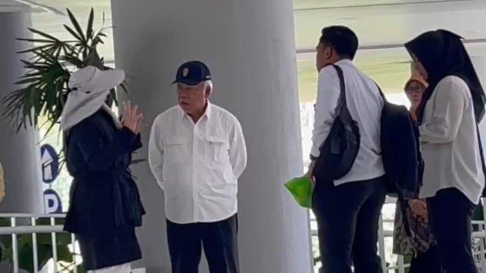 MENGADU- Seorang perempuan dari Tangerang mengadu kepada Kepala IKN, Basuki Hadimuljono terkait kelakukan suaminya yang disebut juga bekerja di Otorita IKN. Wanita itu mengaku diselingkuhi hingga jadi korban KDRT.