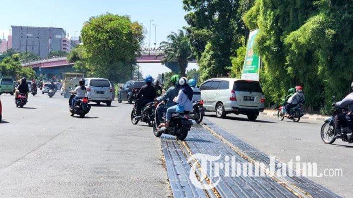 Perlintasan rel kereta api di putaran Taman Mayangkara Surabaya, Rabu (1/7/2020).