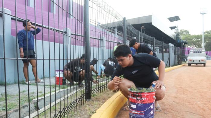 BERSIH-BERSIH - Sejumlah suporter Persik Kediri, Persikmania, melakukan aksi bersih-bersih bersama di Stadion Brawijaya Kediri, Sabtu (26/7/2025) sore. Hal ini dilakukan sebagai wujud kepedulian atas Stadion Brawijaya yang kini mulai direnovasi.