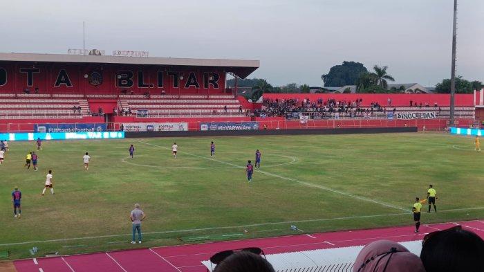 Suasana dalam pertandingan Arema FC Vs Borneo FC di pekan kedua kompetisi Liga 1 2024/2025 pada 17 Agustus 2024 di Stadion Soepriadi Blitar.
