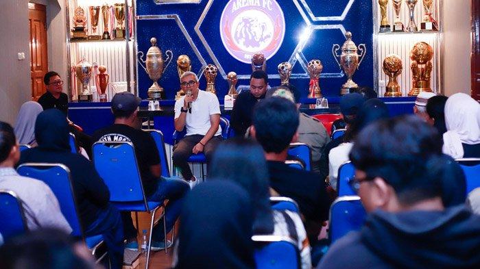 PERTEMUAN - Suasana pertemuan antara manajemen Arema FC dengan keluarga Korban Tragedi Kanjuruhan yang dilakukan di Kantor Arema FC Kandang Singa Malang, Jumat (18/4/2025). Pertemuan ini dihadiri oleh 89 anggota keluarga korban Tragedi Kanjuruhan.