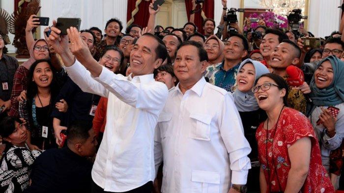 Presiden Jokowi dan Ketua Umum Partai Gerindra berfoto bersama wartawan di Istana Merdeka, Jumat (11/10/2019).