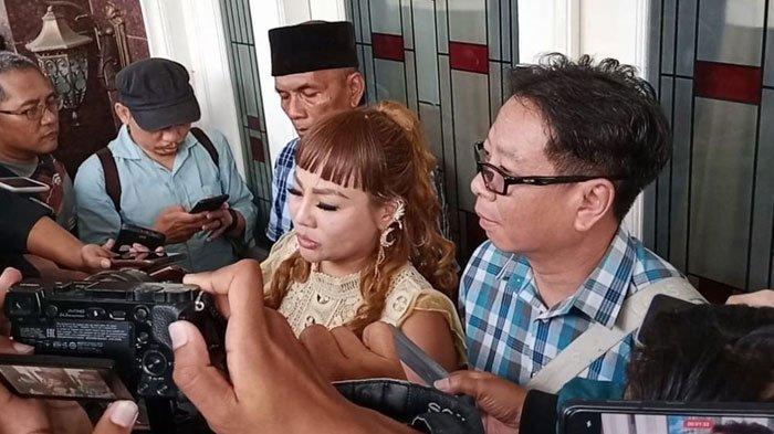 BATASI SALAT JUMAT - Jan Hwa Diana saat konferensi pers di Rumah Dinas Wakil Walikota Sarmuji. Diana kini mendapat sorotan lantaran perusahaannya pangkas gaji karyawan tiap salat Jumat hingga hanya batasi 20 menit untuk beribadah, Senin (21/4/2025).