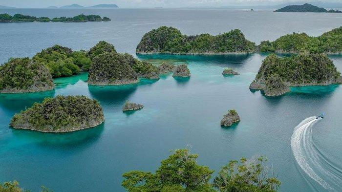 TAMBANG NIKEL - Ilustrasi Raja Ampat. Kementerian Energi dan Sumber Daya Mineral (ESDM) menyebutkan, ada lima perusahaan yang menjalankan usaha pertambangan di Kabupaten Raja Ampat, Papua Barat Daya, Senin (9//2025).
