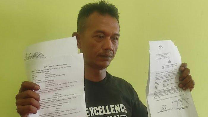 TERTIPU - Azis Riswanto (44) warga Desa Kaligede Kecamatan Senori, Kabupaten Tuban yang diduga tertipu oleh oknum anggota polisi, Selasa (11/3/2025). Uang Rp130 juta hasil hutang bank untuk modal usaha belum kembali, saat ini ia masih harus membayar cicilan hutang yang telah dipinjam.