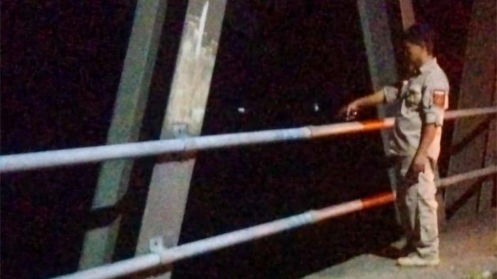 FOKUS PENCARIAN - Petugas BPBD Kabupaten Kediri saat meninjau lokasi wanita Nganjuk yang mengakhiri hidupnya dengan cara melompat dari Jembatan Papar-Kelutan, Kabupaten Kediri, pada Minggu (9/3/2025) sore. Hingga saat ini, tim gabungan dari BPBD Kabupaten Kediri, Basarnas, dan relawan masih melakukan pencarian di Sungai Brantas. 