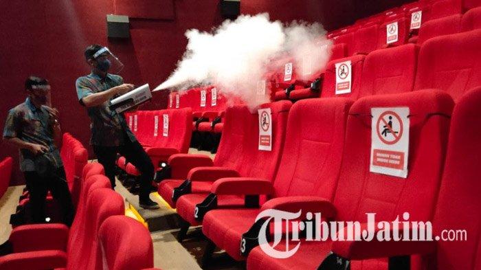 Petugas saat melakukan sterilisasi tempat duduk pengunjung bioskop Movimax Mall Dinoyo City Kota Malang, 2020.