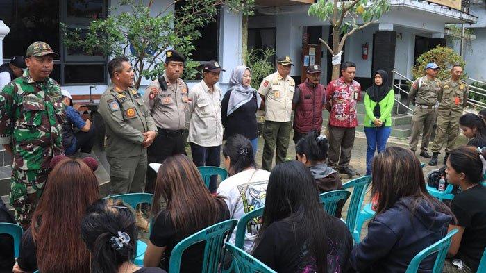 Aparat gabungan dari Polres Malang, Satpol PP Kabupaten Malang dan Muspika Kecamatan Gondanglegi menertibkan Warung 'Kopi Cetol' di Pasar Gondanglegi, Malang, Sabtu (4/1/2025).