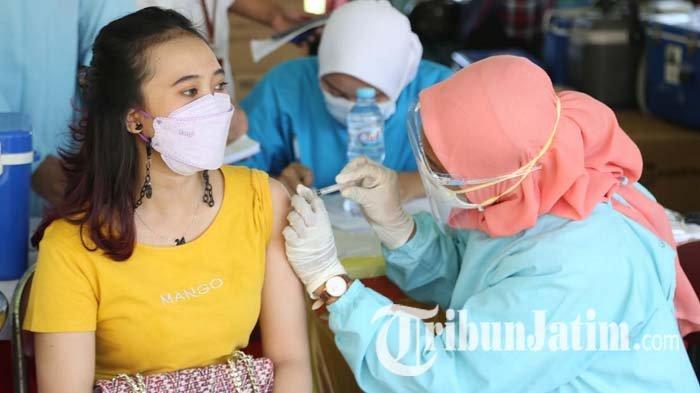 COVID-19 (Arsip) - Petugas sedang menyuntikkan vaksin Covid-19 kepada masyarakat Surabaya, 2021. Wali Kota Surabaya, Eri Cahyadi memastikan Pemkot Surabaya belum menemukan pasien terinfeksi Covid-19 di Surabaya.