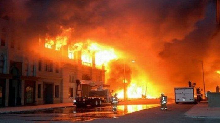 Sejumlah petugas pemadam kebakaran terlihat mulai berdatangan ke lokasi kebakaran di Glodok Plaza yang berada di kawasan Glodok, Jakarta Barat, Rabu (15/1/2025) malam.