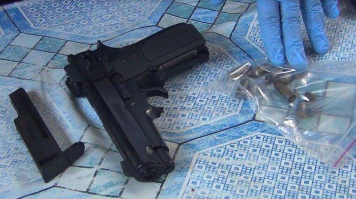 Foto hanya ilustrasi - Pistol mainan dan peluru aktif yang ditemukan di Trenggalek, Senin (25/11/2019)
