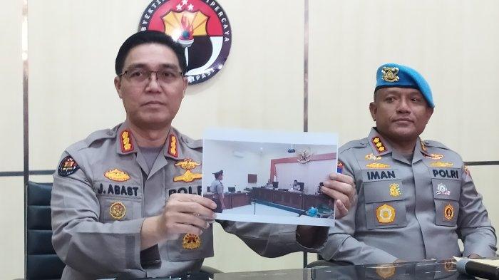 POLISI DIPECAT-Saat Kabid Humas Polda Jatim Kombes Pol Jules Abraham Abast didampingi Kabid Propam Polda Jatim Kombes Pol Iman Setiawan menujukan cetak foto momen Eks Anggota Polres Pacitan, LC, ditengah jalannya momen Konferensi Pers di Ruang Konferensi Pers Gedung Bidang Humas Mapolda Jatim, pada Kamis (24/4/2025). Foto tersebut menunjukkan momen Tersangka LC menjalani Sidang Etik Polri di Ruang Sidang Bidang Propam Mapolda Jatim, Proses sidang tersebut, berlangsung pada Rabu (23/4/2025).