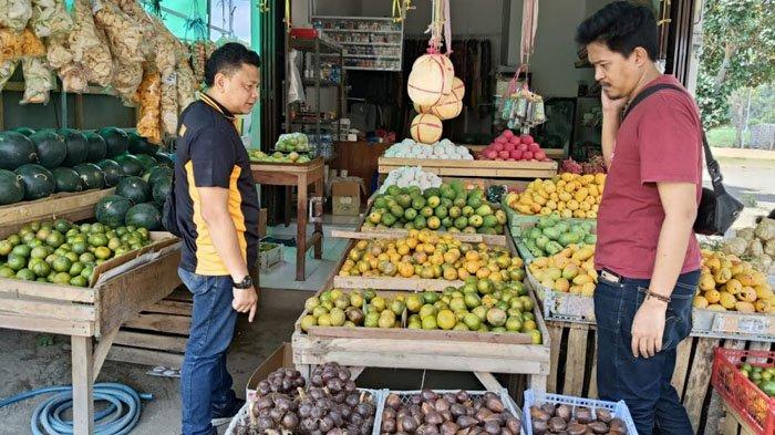 Anggota Polsek Kras saat mendatangi lokasi kejadian pencurian buah-buahan di Pasar Kanigoro, Kecamatan Kras, Kabupaten Kediri, Sabtu (19/10/2024). 