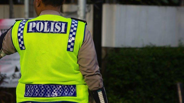 ILUSTRASI POLISI - Seorang polisi mengenakan rompi hijau. Kasus dua polisi palak pasangan kekasih Rp20 juta saat makan nasi goreng di Semarang, Jawa Tengah, viral di media sosial, Selasa (4/2/2025).