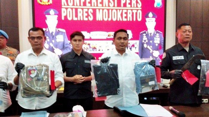 ANIAYA - Kasat Reskrim Polres Mojokerto, Ajun Komisaris Polisi (AKP) Nova Indra Pratama menunjukkan barang bukti kasus pengeroyokan dan penganiayaan di Mapolres Mojokerto.