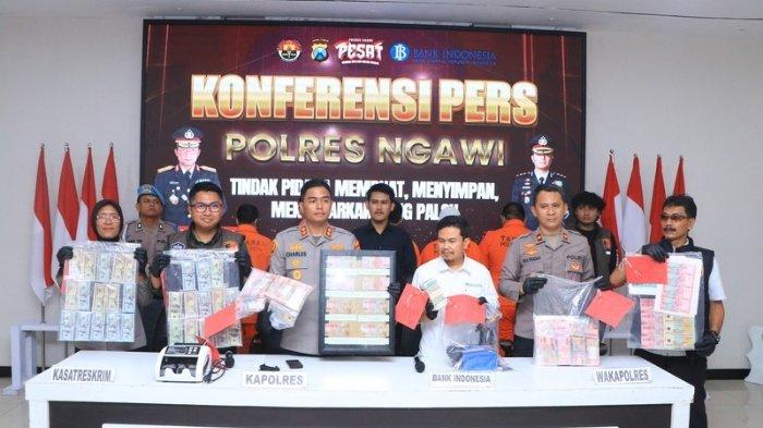 UANG PALSU - Kapolres Ngawi AKBP Charles Pandapotan Tampubolon (tengah), didampingi jajarannya menunjukkan barang bukti uang palsu dalam konferensi pers di Mapolres Ngawi, Sabtu (31/5/2025). Polisi mengamankan 5 tersangka sebagai pengedar lintas provinsi, dua diantaranya berprofesi sebagai kepala desa di Kabupaten Ngawi.