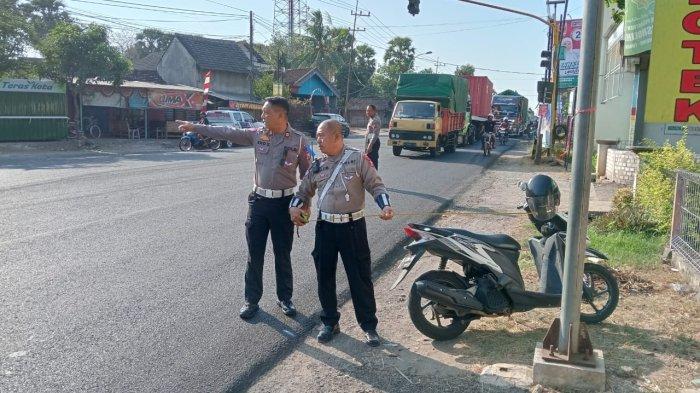 JALUR BLACKSPOT - Petugas Satlantas Polres Tuban memetakan titik black spot di jalur Pantura menjelang puncak arus balik Lebaran 2025, Jumat (4/4/2025). Agar meningkatkan keselamatan pengguna jalan