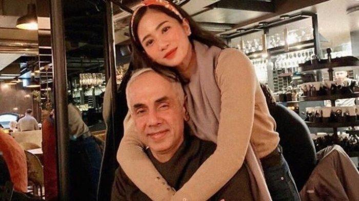 Potret kebersamaan Bunga Zainal dan Sukhdev Singh.