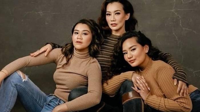 Potret kebersamaan Reza Artamevia bersama kedua putrinya, Zahwa Massaid dan Aaliyah Massaid.