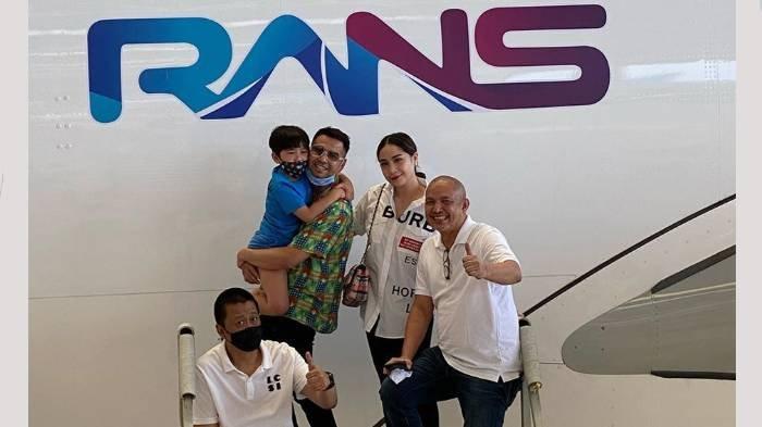 Potret logo RANS Entertainment milik Raffi Ahmad di pesawat Garuda.