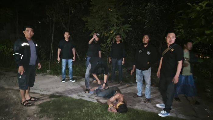 PEMBUNUHAN - Polisi amankan Imam Nurhakiki di rumahnya Desa/Kecamatan Umbulsari Jember, Jawa Timur, Selasa malam (10/6/2025) Pria ini tega menghabisi nyawa ayah kandungnya dan tetangganya di Dusun Sumberejo Desa/Kecamatan Umbulsari Jember.