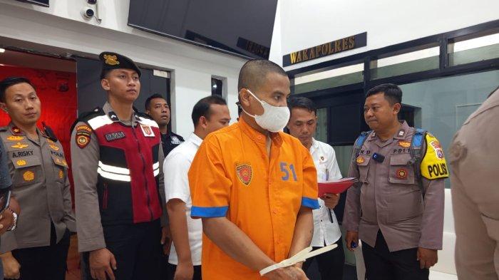 GELAPKAN MOTOR TETANGGA - Tatapan sang pelaku pencurian sepeda motor Sugiono saat dipaparkan dalam rilis di Polres Lumajang pada Senin (30/6/2025). Kini pelaku telah ditahan di balik jeruji besi Polres Lumajang.