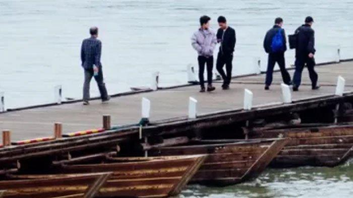 Seorang pria dipenjara usai bangun jembatan desa yang pakai uangnya sendiri. Ia dituding ambil untung.