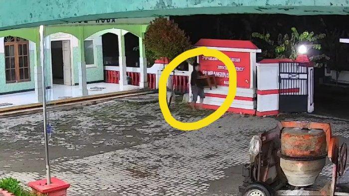 PENCURIAN - Detik detik seorang pria tengah membawa keluar kotak amal milik Mushola Nurul Huda, Desa Pesu, Kecamatan Maospati, Kabupaten Magetan, Sabtu dinihari (8/3/2025). Pelaku menguras uang di dalam kotak amal tanpa sisa sebesar lebih dari Rp 500 ribu