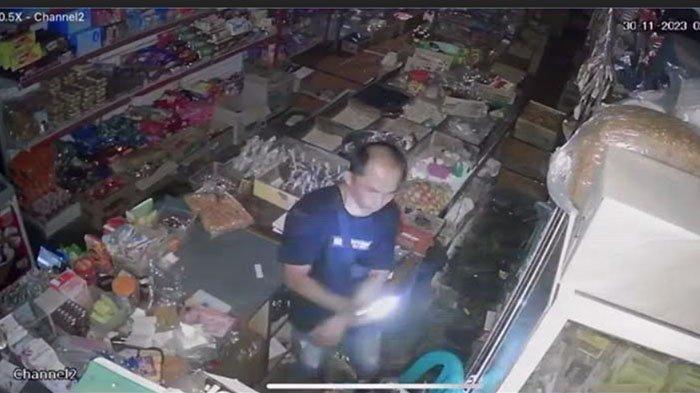 Tangkap layar kamera CCTV merekam seorang pria tengah mengobok-obok ruko sembako di Desa Suluk, Kecamatan Dolopo, Kabupaten Madiun.