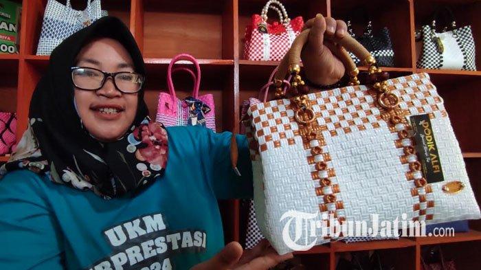Alfi menunjukkan produk kerajinan tas anyaman plastik berbahan tali pet di rumahnya, di Desa Kandangan, Kecamatan Srengat, Kabupaten Blitar, Jawa Timur, Selasa (20/8/2024).