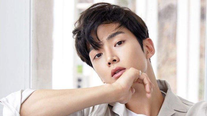 Rowoon, Member Grup SF9 yang kini populer jadi aktor drama Korea.