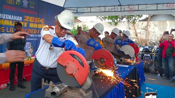 Saat proses pemotongan knalpot brong hasil sitaan Satlantas Polrestabes Surabaya
