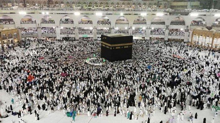 Nasib puluhan jemaah umrah ketipu biro palsu viral di media sosial. Puluhan jemaah umrah itu bahkan sampai pingsan.