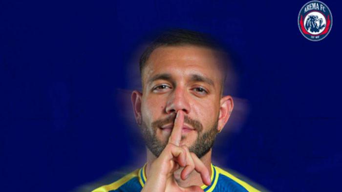 PUNGGAWA BARU - Ian Puleio saat diperkenalkan oleh Arema FC di kanal Instagram pada Senin (21/7/2025). Pemain asal Argentina itu menjadi rekrutan ke-8 Arema FC pada musim ini.