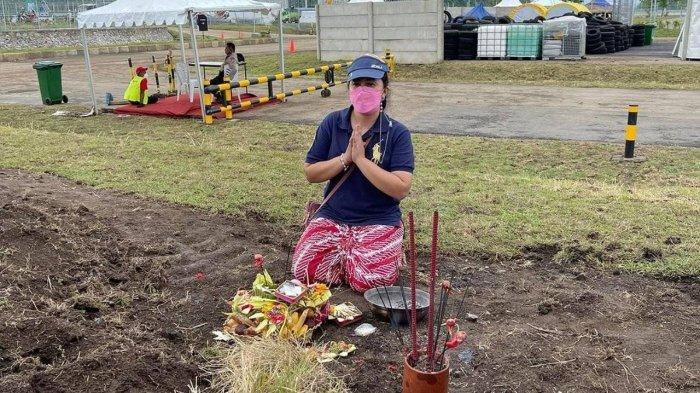 Pawang Hujan adalah salah satu profesi yang masih dipercaya oleh masyarakat Tanah Air untuk mengendalikan, menghentikan bahkan memanggil hujan.