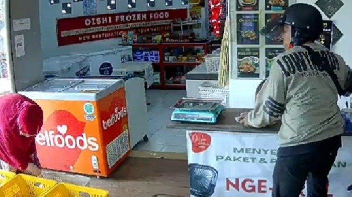 Tangkapan layar (screenshot) rekaman CCTV saat pelaku maling menyatroni dan mengambil tas pemilik toko buah dan makanan beku di Perum Pondok Indah Jalan Teluk Grajakan Kecamatan Blimbing Kota Malang.