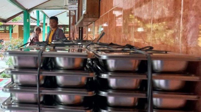 MAKAN BERGIZI GRATIS - Foto ilustrasi untuk berita terkait relawan makan siang gratis di Kabupaten Sumenep, Jawa Timur yang resign karena gaji tak jelas. Foto ini adalah Wadah Makan Bergizi Gratis (MBG) yang ditarik dari siswa Sekolah Dasar (SD) Negeri Dukuh 03, Kabupaten Sukoharjo, Jawa Tengah (Jateng), setelah mengalami keracunan pada Kamis (16/1/2025).