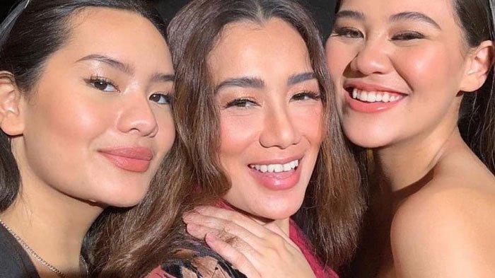 Reza Artamevia bersama kedua anaknya, Aaliyah Massaid dan Zahwa.