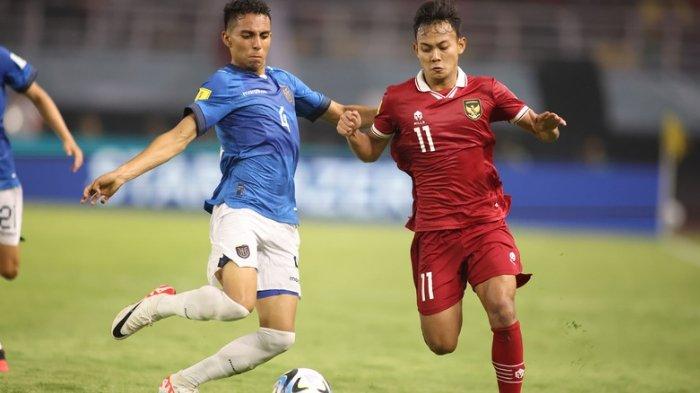Riski Afrisal (kanan), penyerang sayap kiri Timnas Indonesia U-17 berduel dengan pemain Ekuador U-17 di Stadion Gelora Bung Tomo (GBT), Surabaya, Jumat (10/11/2023).