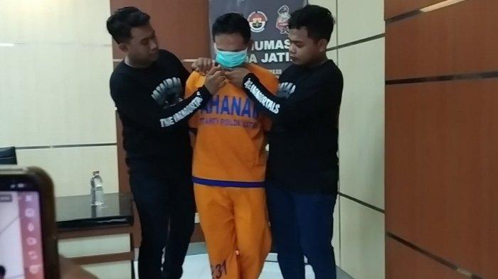Rohmad Tri Hartanto (RTH) alias Antok (33) tersangka pembunuhan dan mutilasi jasad Uswatun Hasanah (29) mengaku menyesal dan meminta maaf kepada keluarga korban saat digelandang di Polda Jatim, Senin, (27/1/2025).