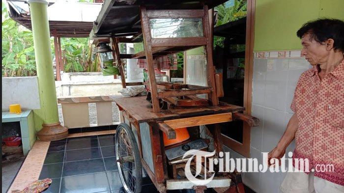Melaju Zig-zag, Mobil Putih Tabrak Rombong Bakso Hingga Terguling di ...