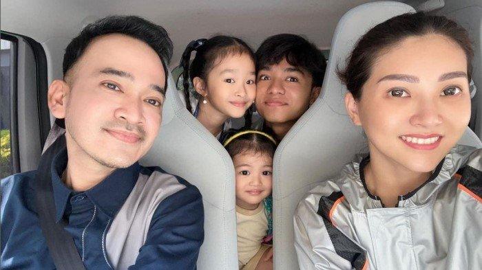 Sarwendah bersama Suaminya, Ruben Onsu,  menambah lapak live streamingnya ke Shopee Live.