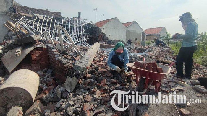 Penampakan rumah milik pasangan suami istri (pasutri) Hasan dan Misnati di Jalan Pakis, Kelurahan Triwung Kidul, Kecamatan Kademangan, Kota Probolinggo, yang roboh, Jumat (26/1/2024).