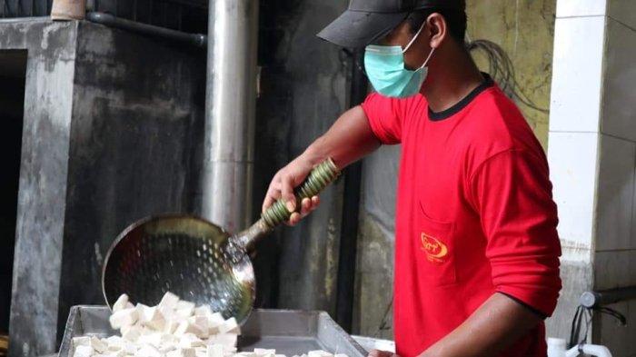 Rumah produksi tahu kuning atau tahu takwa di GTT milik Gatot Siswanto. GTT berdiri sejak tahun 1993 dan berlokasi di Jalan Pamenang No 1, Desa Toyoresmi, Ngasem, Kediri.