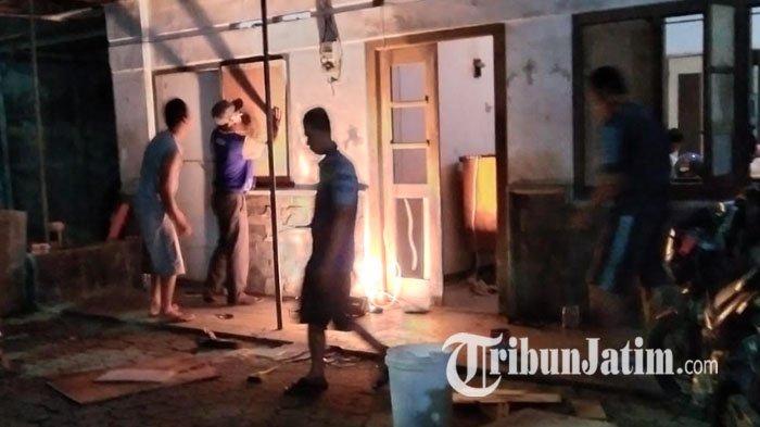 MERCON - Kondisi rumah yang juga menjadi lokasi ledakan mercon di Jalan Ikan Piranha Atas, Kecamatan Lowokwaru, Kota Malang, saat sedang diperbaiki, Kamis (20/3/2025) malam. Akibat ledakan mercon tersebut, lima anak menjadi korban.