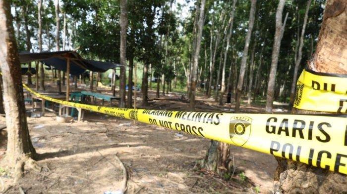 SETORAN MACET? - Gelanggang sabung ayam di Kampung Dusun Karang Manik, Kecamatan Negeri Batin, Kabupaten Way Kanan, Lampung kini dikelilingi garis polisi, Rabu (19/3/2025). Terungkap kode sebelum gelaran judi sabung ayam yang digelar di Negara Batin, Way Kanan, Lampung. Penggerebekan diduga karena setoran macet?