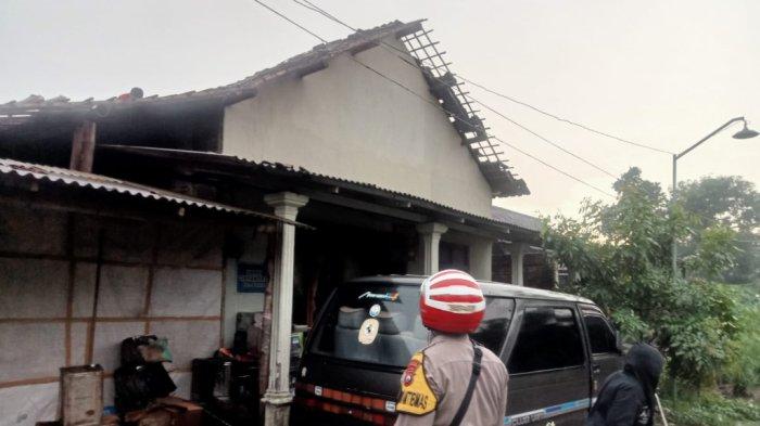 tim evakuasi bencana di lokasi angin kencang tulungagung