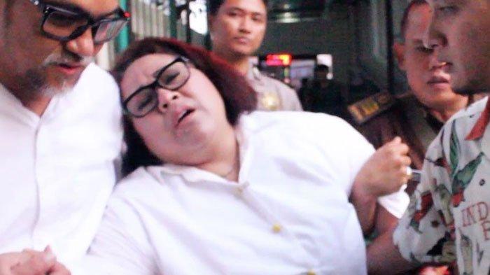 PINGSAN - Komedian Nunung dibopong suami dan anaknya saat lemas dan hampir pingsan, foto dokumen 2019. Nunung diketahui kini tengah mengalami kesulitan ekonomi usai jual aset, Rabu (12/3/2025).