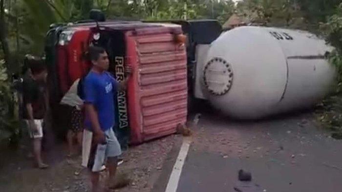 Truk Pertamina terguling melintang di jalan usai kecelakaan dan menewaskan satu keluarga, Sabtu (4/5/2024) petang.